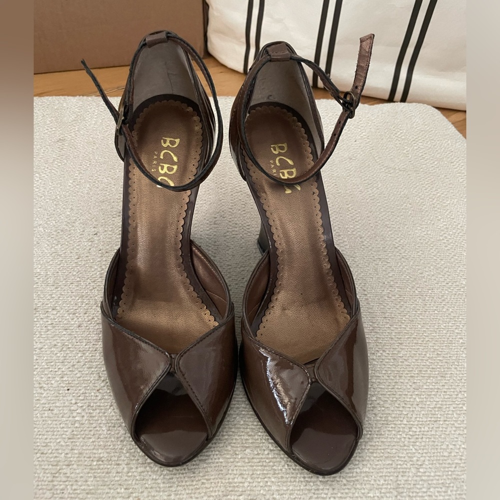 7W BCBG Paris Chocolate Tumbled Patent Wedge (Dark Brown)